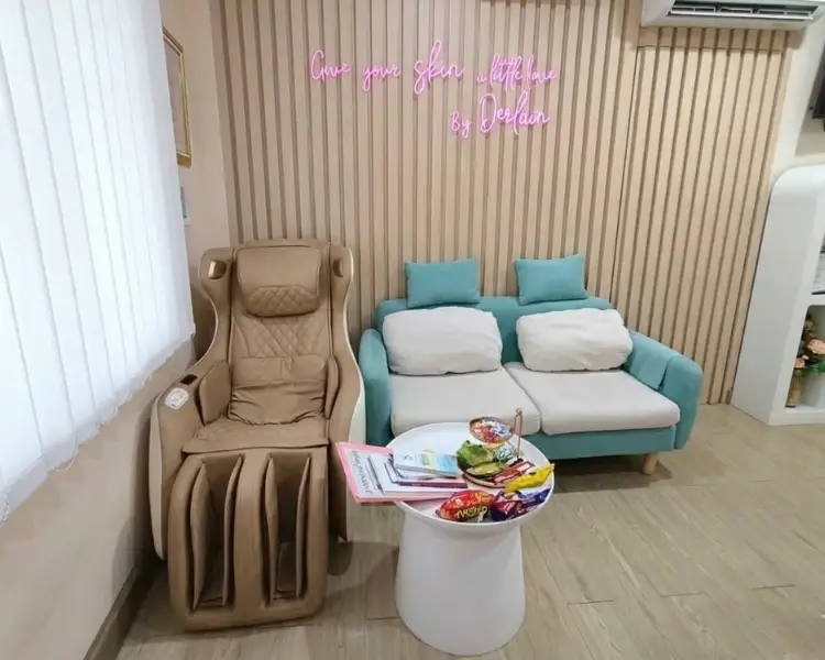 มุมพักผ่อนและที่นั่งรอรับบริการสุดผ่อนคลาย แผนกผิวหนังอ้อมใหญ่