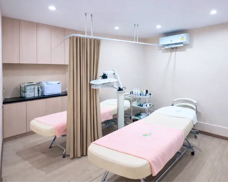 ห้องหัตถการผิวหนังแบบเตียงคู่ สะอาด ปลอดภัย มาตรฐานสถานพยาบาล